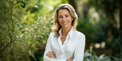 portrait de souriant femme d'affaires permanent dans jardin avec bras franchi ai généré photo