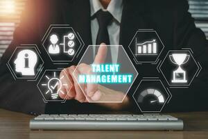Talent la gestion concept, homme d'affaire main émouvant Talent la gestion icône sur virtuel filtrer. photo