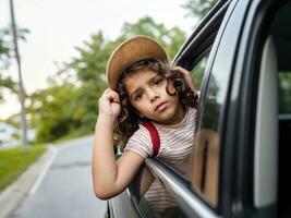 enfant à la recherche en dehors de le fenêtre de voiture génératif ai photo