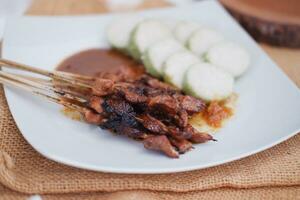 poulet satay sur une blanc assiette avec cacahuète sauce photo