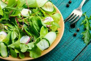 salade avec mélanger salade feuilles photo