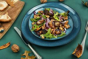 champignon salade avec oignons et noix. photo