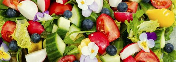 vert salade avec fleurs photo