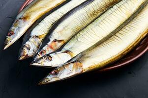 chaud fumé poisson sur assiette photo