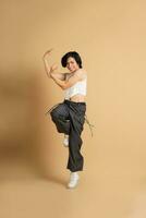 image de asiatique Danseur dansant sur beige Contexte photo