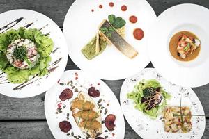 Plats de cuisine fusion gastronomique moderne mixte sur la table du restaurant photo