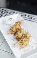 entrée de collations fusion moderne tempura de crevettes gastronomiques avec mayonnaise au wasabi photo