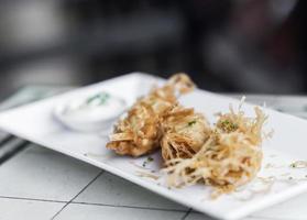 entrée de collations fusion moderne tempura de crevettes gastronomiques avec mayonnaise au wasabi photo