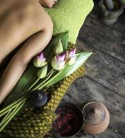 Détail du traitement spa de massage tropical thaïlandais traditionnel asiatique photo