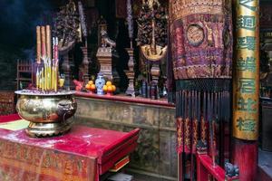 Détail de l'autel du sanctuaire à l'intérieur du célèbre temple chinois a-ma à macao en chine photo