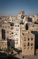 Vue sur le centre-ville de la vieille ville de sanaa architecture arabe traditionnelle skyline au Yémen photo