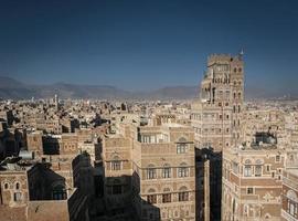 Vue sur le centre-ville de la vieille ville de sanaa architecture arabe traditionnelle skyline au Yémen photo