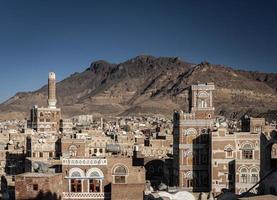 Vue sur le centre-ville de la vieille ville de sanaa architecture arabe traditionnelle skyline au Yémen photo