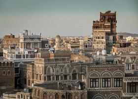 Vue sur le centre-ville de la vieille ville de sanaa architecture arabe traditionnelle skyline au Yémen photo