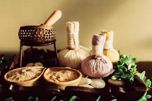 poudre d'herbes pour spa traditionnel sur fond de bois photo