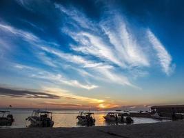 bateau de transport touristique sur le rivage. photo