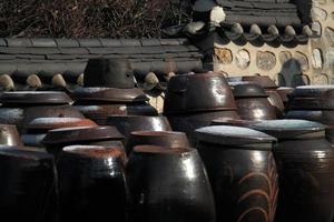vase de fermentation traditionnel kimchi photo