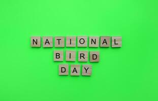 janvier 5, nationale oiseau jour, minimaliste bannière avec le une inscription dans en bois des lettres photo