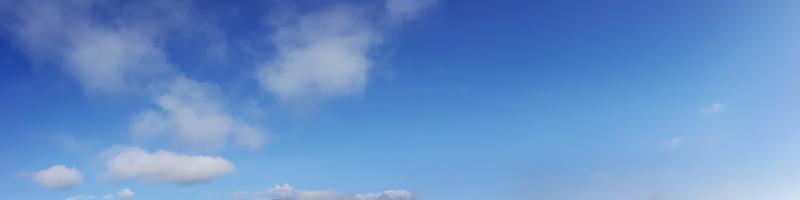 ciel panoramique aux couleurs vives avec des nuages par une journée ensoleillée. photo