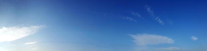 ciel panoramique aux couleurs vives avec des nuages par une journée ensoleillée. photo