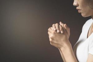 jeune femme religieuse priant Dieu le matin, photo