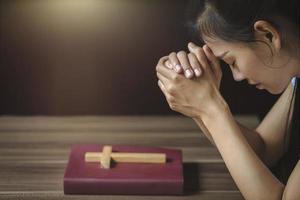 jeune femme religieuse priant Dieu le matin. photo