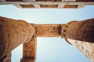 colonnes avec des hiéroglyphes dans le temple de karnak à louxor, en égypte. voyager photo