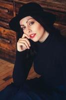 femme dans un chapeau avec un fond en bois photo