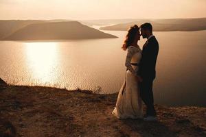 couple marié embrassant sur une montagne photo