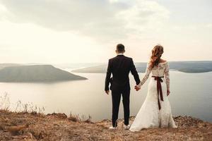 couple marié embrassant sur une montagne photo