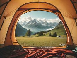 camping dans le montagnes. vue de le fenêtre de une touristique tente. photo