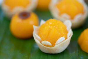 traditionnel d'or thaïlandais dessert jamongkut, tongaek sont ensemble sur banane feuille. photo