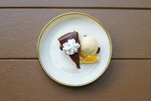 cacao coton gâteau est une gâteau avec une fort crème fromage saveur. le texture est doux et lumière, similaire à mousseline de soie. doucement Haut le gâteau avec cacao, servir avec la glace crème et décorer avec Orange pétales. photo