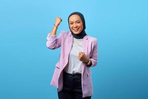 femme asiatique excitée célébrant la chance et faisant un geste de victoire