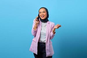 femme asiatique joyeuse parlant avec un ami par téléphone portable