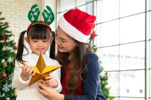 mère et enfant célébrant Noël photo