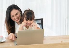 mère et enfant faisant un appel vidéo photo