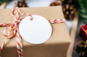 coffrets cadeaux avec de petits cadeaux sur ciment blanc photo