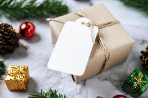 coffrets cadeaux avec de petits cadeaux sur ciment blanc photo