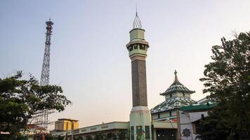 photo de la tour de la mosquée avec un fond de ciel