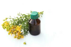 bulle avec médicament de st. John's moût. hypericum - st johns moût les plantes Jaune fleur utilisé dans alternative médicament. médicinal herbes hypericum pour homéopathique remèdes photo