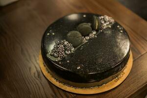 noir Chocolat gâteau sur une en bois tableau. décoré avec Chocolat puce biscuits anniversaire gâteau sur une restaurant photo