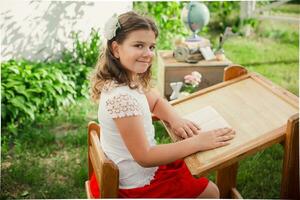 écolière écoute à prof pendant le leçon dans primaire école. apprentissage à l'extérieur le salle pendant coronavirus quarantaine. retour à école concept photo