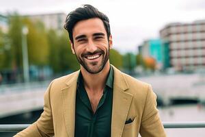 une homme souriant dans une costume et vert chemise. ai génératif photo