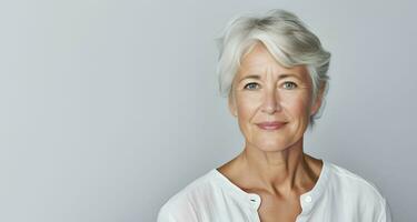 portrait de une magnifique Années 50 milieu âge femme avec gris cheveux souriant, copie espace. ai génératif photo