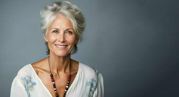 portrait de une magnifique Années 50 milieu âge femme avec gris cheveux souriant, copie espace. ai génératif photo