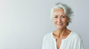 portrait de une magnifique Années 50 milieu âge femme avec gris cheveux souriant, copie espace. ai génératif photo