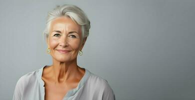 portrait de une magnifique Années 50 milieu âge femme avec gris cheveux souriant, copie espace. ai génératif photo