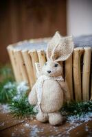 tricoté lapin à Noël en bois panier dans neige photo