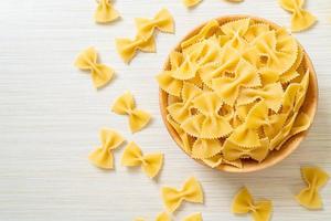 pâtes farfalle non cuites sèches dans un bol photo